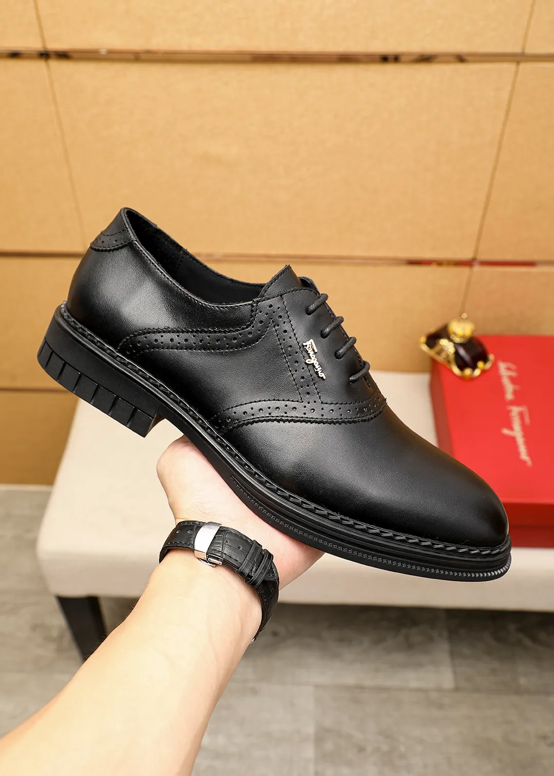 Men's shoes 💰462 💐 Product trademark: Ferragamo "Ferragamo" business leather shoes Regular size: 38-44 (45.46🉑️customized) Product materials: Selected imported first-layer calfskin upper, imported water-dyed cowhide leather lining. Strong three-dimensional visual effect, rubber outsole Color: 1⃣️color optional